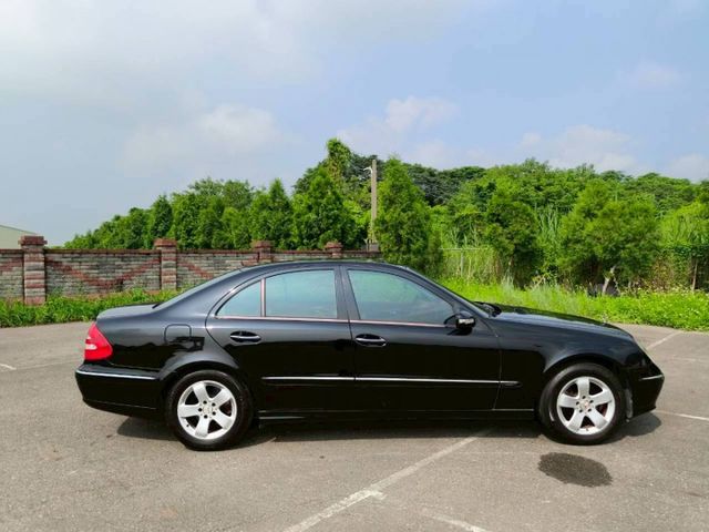 2005 BENZ E240 黑 2.6L 經典不敗的復古老賓  第5張相片