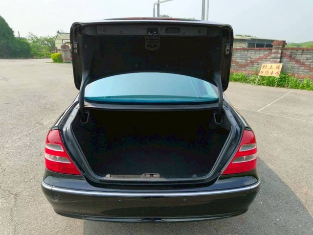 2005 BENZ E240 黑 2.6L 經典不敗的復古老賓  第7張相片