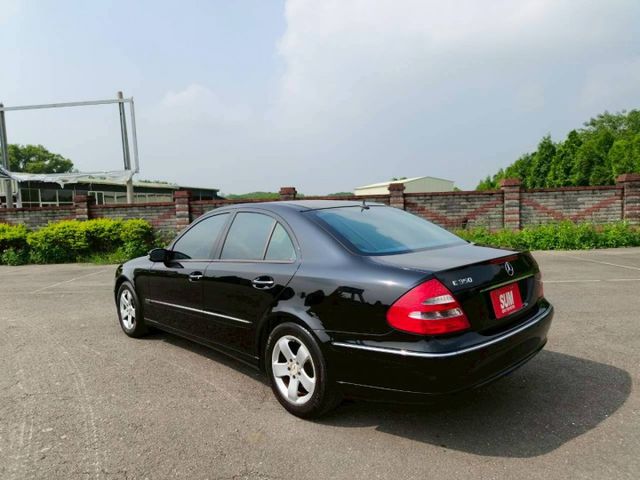 2005 BENZ E240 黑 2.6L 經典不敗的復古老賓  第9張相片