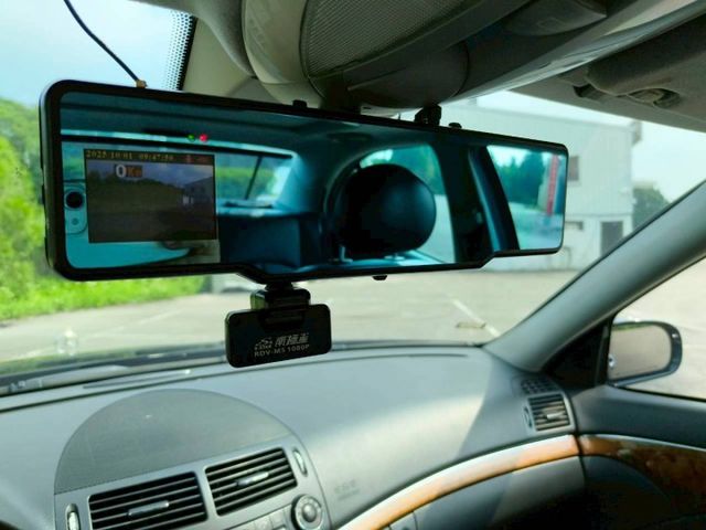 2005 BENZ E240 黑 2.6L 經典不敗的復古老賓  第15張相片