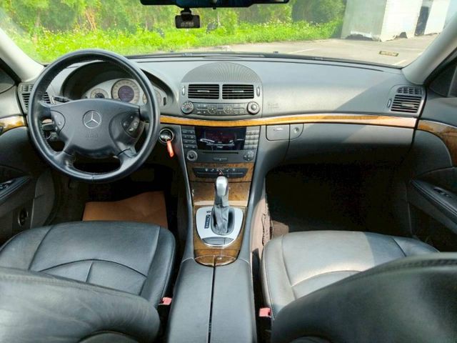 2005 BENZ E240 黑 2.6L 經典不敗的復古老賓  第17張相片