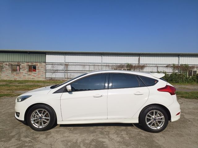 2016 Ford Fiesta 1.5CC時尚型 白色 靈巧又有操控感  第9張相片