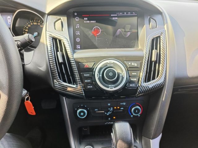 2016 Ford Fiesta 1.5CC時尚型 白色 靈巧又有操控感  第15張相片