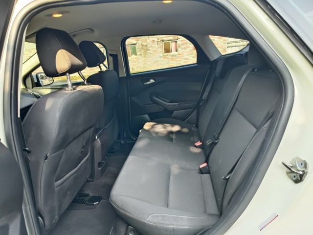 2016 Ford Fiesta 1.5CC時尚型 白色 靈巧又有操控感  第17張相片