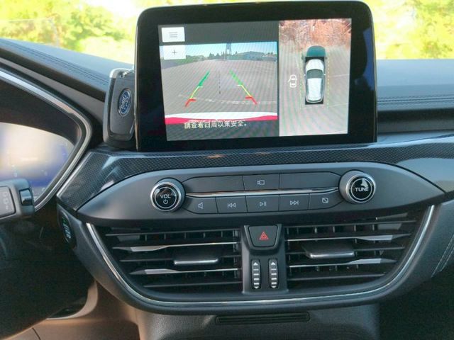 2024 Ford Kuga EcoBoost 250 AWD ST-Line Performance 白  第18張相片