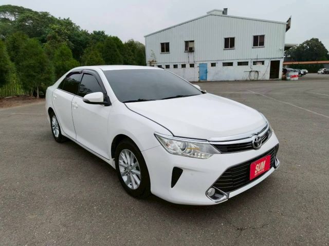 2017 Toyota Camry 2.0經典 白色 好開耐看  第4張相片