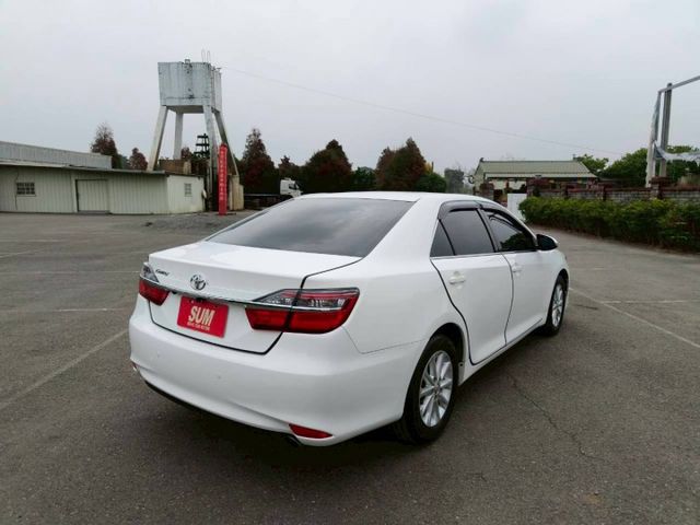 2017 Toyota Camry 2.0經典 白色 好開耐看  第6張相片