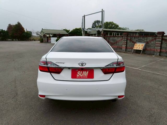 2017 Toyota Camry 2.0經典 白色 好開耐看  第7張相片
