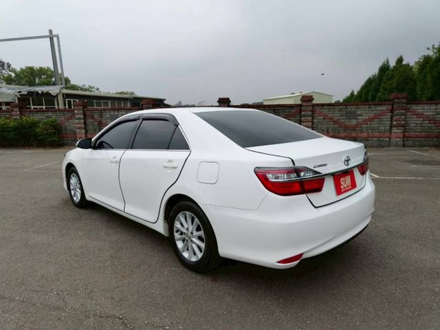 2017 Toyota Camry 2.0經典 白色 好開耐看  第8張相片