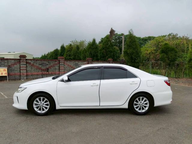 2017 Toyota Camry 2.0經典 白色 好開耐看  第10張相片
