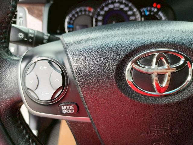 2017 Toyota Camry 2.0經典 白色 好開耐看  第13張相片