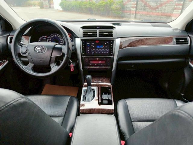 2017 Toyota Camry 2.0經典 白色 好開耐看  第16張相片