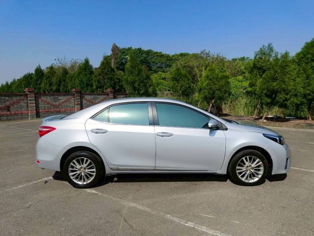 2015 Toyota Corolla Altis 1.8經典版 銀色耐看好整理  第5張相片