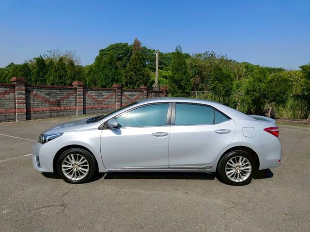 2015 Toyota Corolla Altis 1.8經典版 銀色耐看好整理  第8張相片