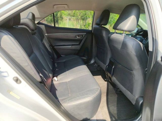 2015 Toyota Corolla Altis 1.8經典版 銀色耐看好整理  第12張相片