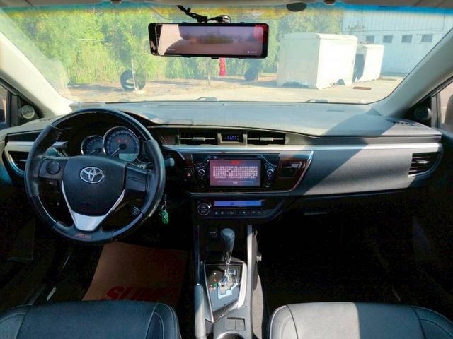 2015 Toyota Corolla Altis 1.8經典版 銀色耐看好整理  第13張相片