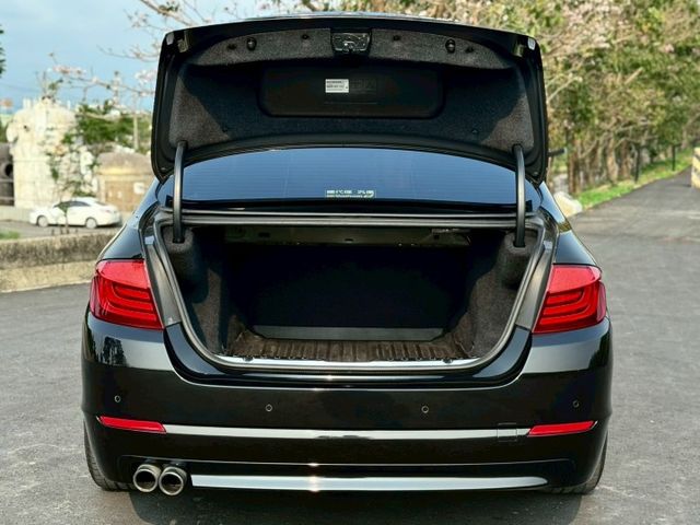 2012 BMW 5-Series Sedan 520d 黑  第10張相片