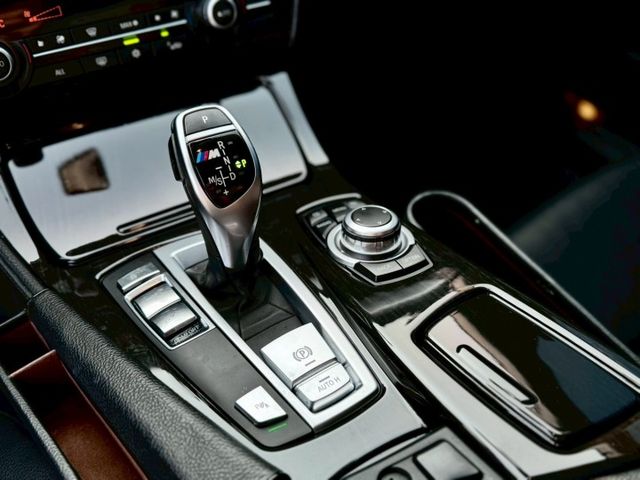 2012 BMW 5-Series Sedan 520d 黑  第12張相片