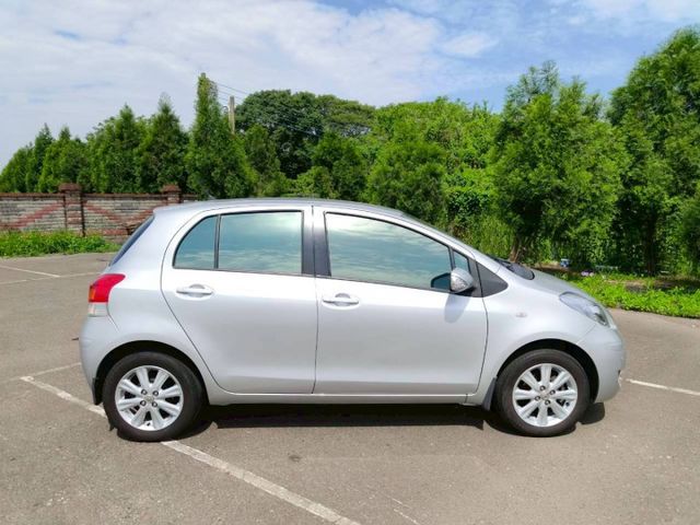 2010Toyota Yaris 1.5 G版 銀色 大家最愛的小鴨鴨  第5張相片
