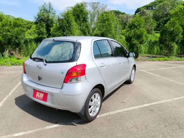 2010Toyota Yaris 1.5 G版 銀色 大家最愛的小鴨鴨  第6張相片