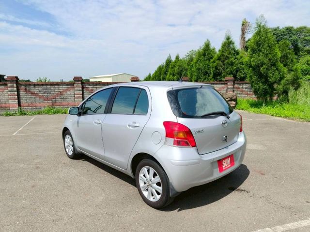 2010Toyota Yaris 1.5 G版 銀色 大家最愛的小鴨鴨  第9張相片