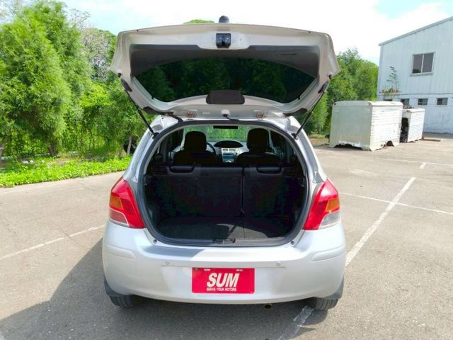 2010Toyota Yaris 1.5 G版 銀色 大家最愛的小鴨鴨  第10張相片