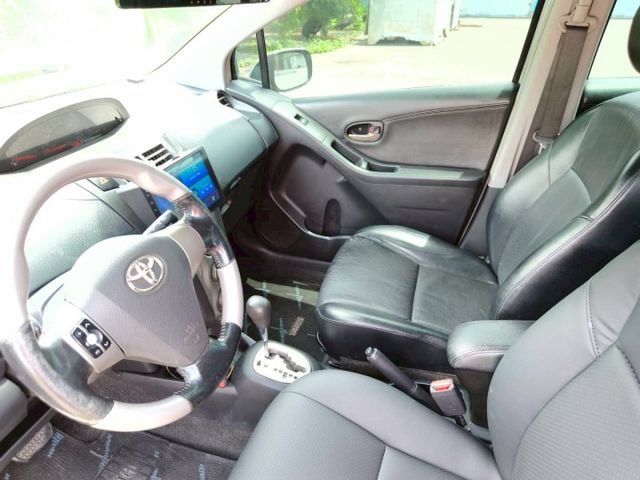 2010Toyota Yaris 1.5 G版 銀色 大家最愛的小鴨鴨  第11張相片