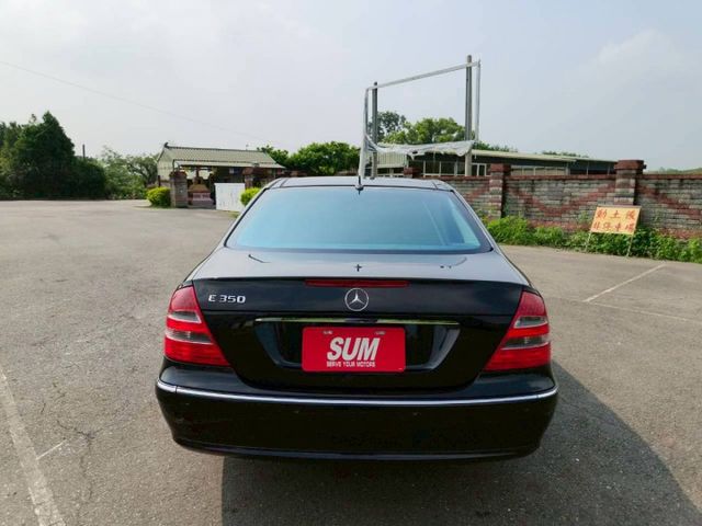 2005 BENZ E240 黑 2.6L 經典不敗的復古老賓  第8張相片