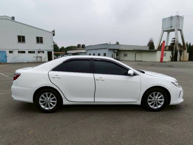 2017 Toyota Camry 2.0經典 白色 好開耐看  第5張相片