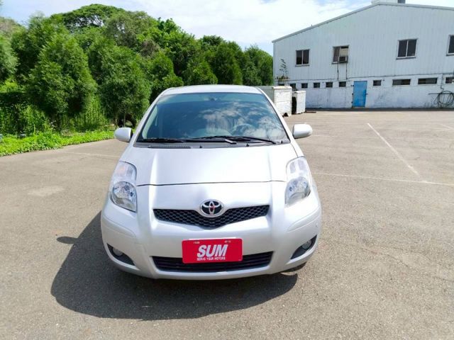 2010Toyota Yaris 1.5 G版 銀色 大家最愛的小鴨鴨  第3張相片