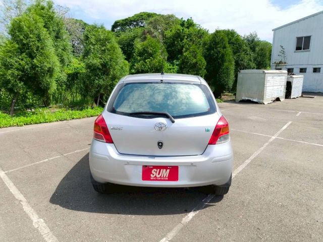 2010Toyota Yaris 1.5 G版 銀色 大家最愛的小鴨鴨  第7張相片