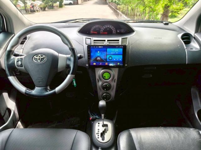 2010Toyota Yaris 1.5 G版 銀色 大家最愛的小鴨鴨  第13張相片