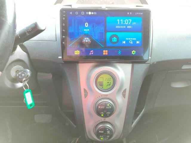 2010Toyota Yaris 1.5 G版 銀色 大家最愛的小鴨鴨  第14張相片