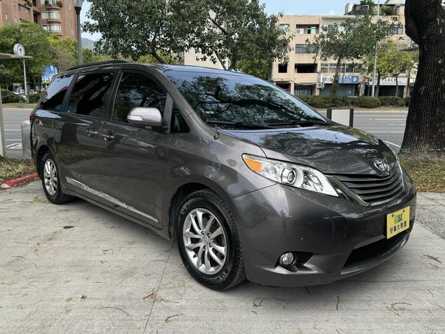 TOYOTA豐田 SIENNA  第2張相片