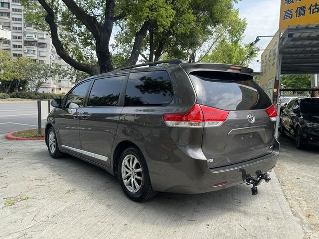 TOYOTA豐田 SIENNA  第3張相片