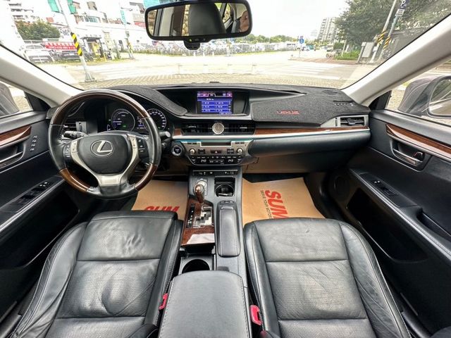 ES300h／免鑰匙系統／冷熱通風椅／電動尾門／定速／雙電動椅／大電池已做預防性更換  第4張相片