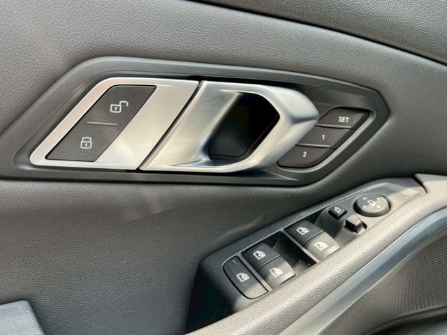 330i Luxury G20 5AT 原鈑件 盲點 加熱椅 抬頭顯示器 無線CarPlay  第15張相片