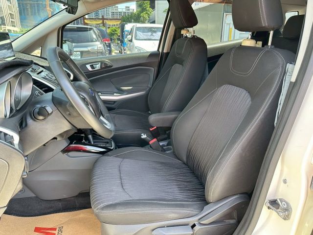 尊貴型／免鑰匙系統／倒車雷達／倒車顯影／改好安卓機／衛星導航／原鈑件  第7張相片