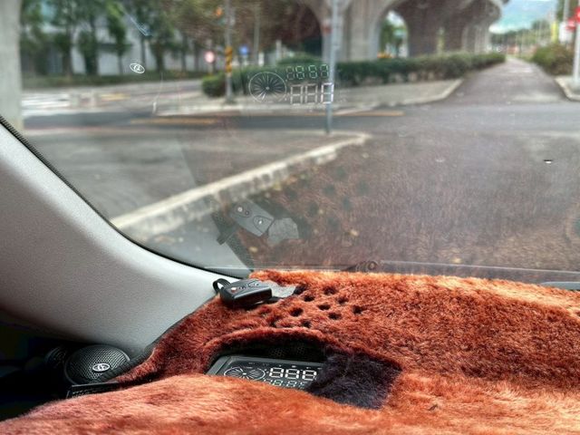 實車實價／經典七人座神車／恆溫空調／倒車顯影／抬頭顯示器／原鈑件  第12張相片