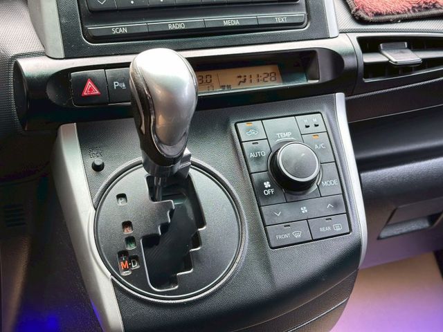 實車實價／經典七人座神車／恆溫空調／倒車顯影／抬頭顯示器／原鈑件  第13張相片