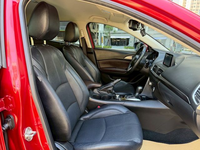 尊榮安全版／免鑰匙系統／恆溫空調／定速巡航／盲點偵測／倒車顯影／抬頭顯示／實車實價  第7張相片