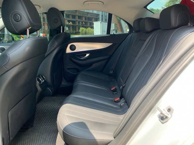 E220d／總代理／經理汰換絕非營業車／盲點／換檔撥片／認證車／電動尾門／CarPlay／原廠大螢幕／市場最低／可好幾本  第6張相片
