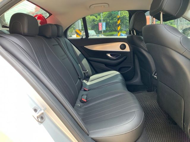 E220d／總代理／經理汰換絕非營業車／盲點／換檔撥片／認證車／電動尾門／CarPlay／原廠大螢幕／市場最低／可好幾本  第8張相片