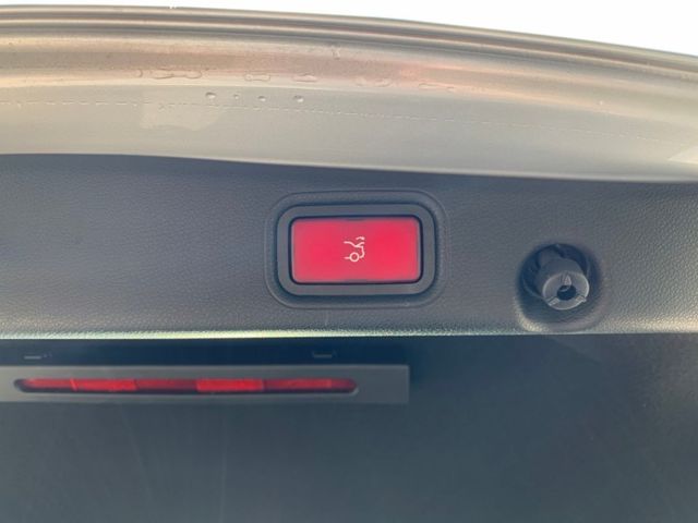 E220d／總代理／經理汰換絕非營業車／盲點／換檔撥片／認證車／電動尾門／CarPlay／原廠大螢幕／市場最低／可好幾本  第16張相片