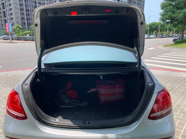 E220d／總代理／經理汰換絕非營業車／盲點／換檔撥片／認證車／電動尾門／CarPlay／原廠大螢幕／市場最低／可好幾本  第17張相片