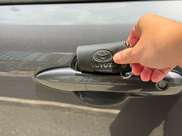 豪華版／里程僅跑9400公里／里程保證／全車原鈑件／免鑰匙／level 2／原廠保固中  第16張相片
