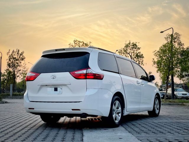 2015 Toyota Sienna LE 僅跑8.4萬 原版件 無重大事故 無泡水 里程保證 電動側滑門 Isofix  第2張相片
