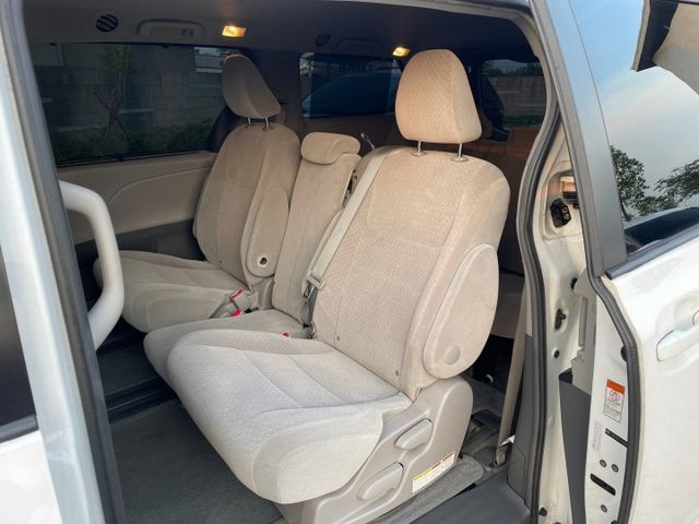 2015 Toyota Sienna LE 僅跑8.4萬 原版件 無重大事故 無泡水 里程保證 電動側滑門 Isofix  第3張相片