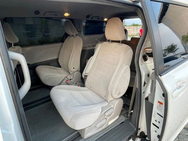 2015 Toyota Sienna LE 僅跑8.4萬 原版件 無重大事故 無泡水 里程保證 電動側滑門 Isofix  第4張相片