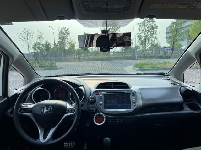 2012 Honda FIT VTI-S 白 僅跑12萬  無重大事故 無泡水 已認證 中控螢幕 倒車顯影 行車記錄器  第5張相片